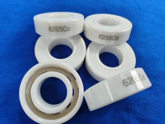 6205 เต็ม Zirconia โครมิก ลูกหลอดกับ P6/P5 เกรดความแม่นยํา PTFE กรงและผนึก HIP Sintering ZrO2